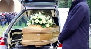 Sai a cosa pensa gran parte di chi partecipa a un funerale?