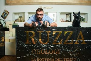 Lorenzo Ruzza con i suoi orologi